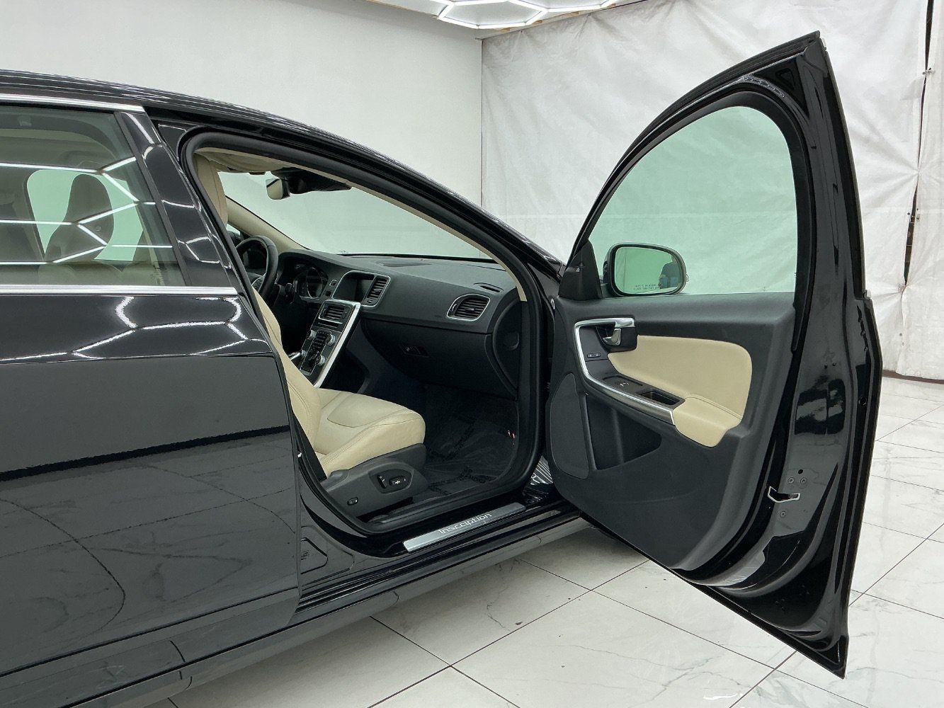 Used 2017 Volvo S60 T5 Inscription Platinum w/ Climate Package AWD/4WD image 17