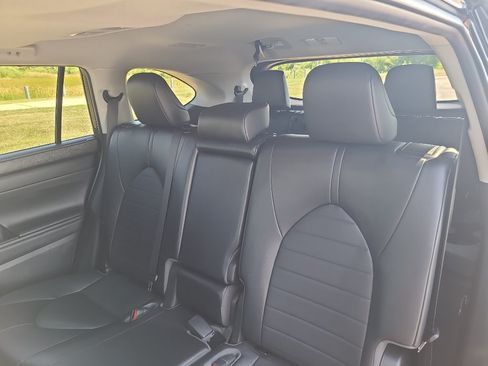 Used 2022 Toyota Highlander XLE AWD/4WD image 37
