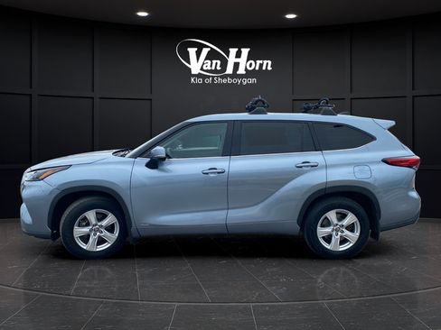 Used 2022 Toyota Highlander LE AWD/4WD image 4