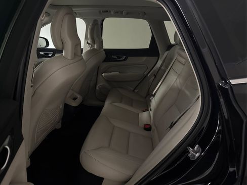 Used 2018 Volvo XC60 T6 Momentum w/ Vision Package image 10