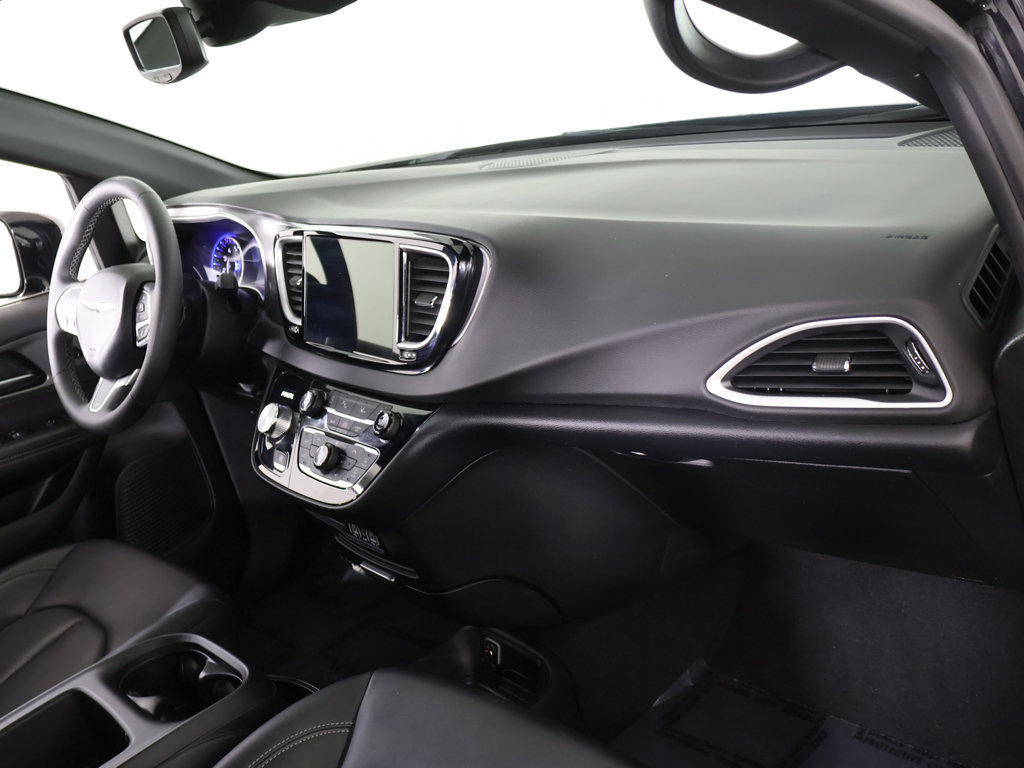 Used 2025 Chrysler Pacifica Select FWD image 28