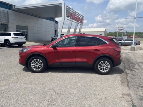 Used 2022 Ford Escape SE image 3