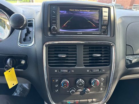Used 2019 Dodge Grand Caravan SXT FWD image 18
