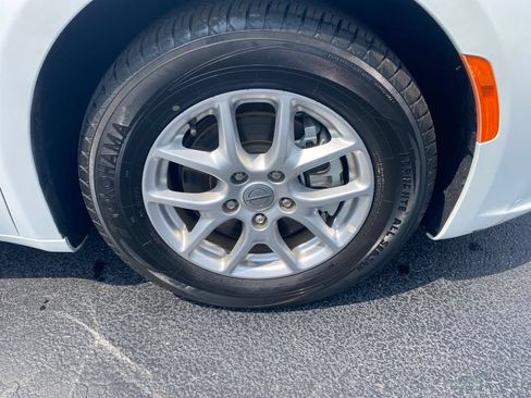 Used 2023 Chrysler Pacifica Touring-L FWD image 25