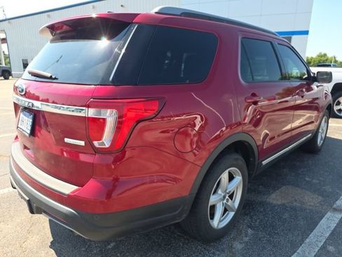 Used 2019 Ford Explorer XLT FWD image 2
