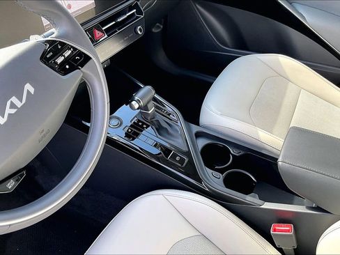 Used 2023 Kia Niro EX image 17