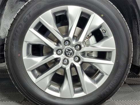 Used 2019 Toyota RAV4 XLE Premium image 11