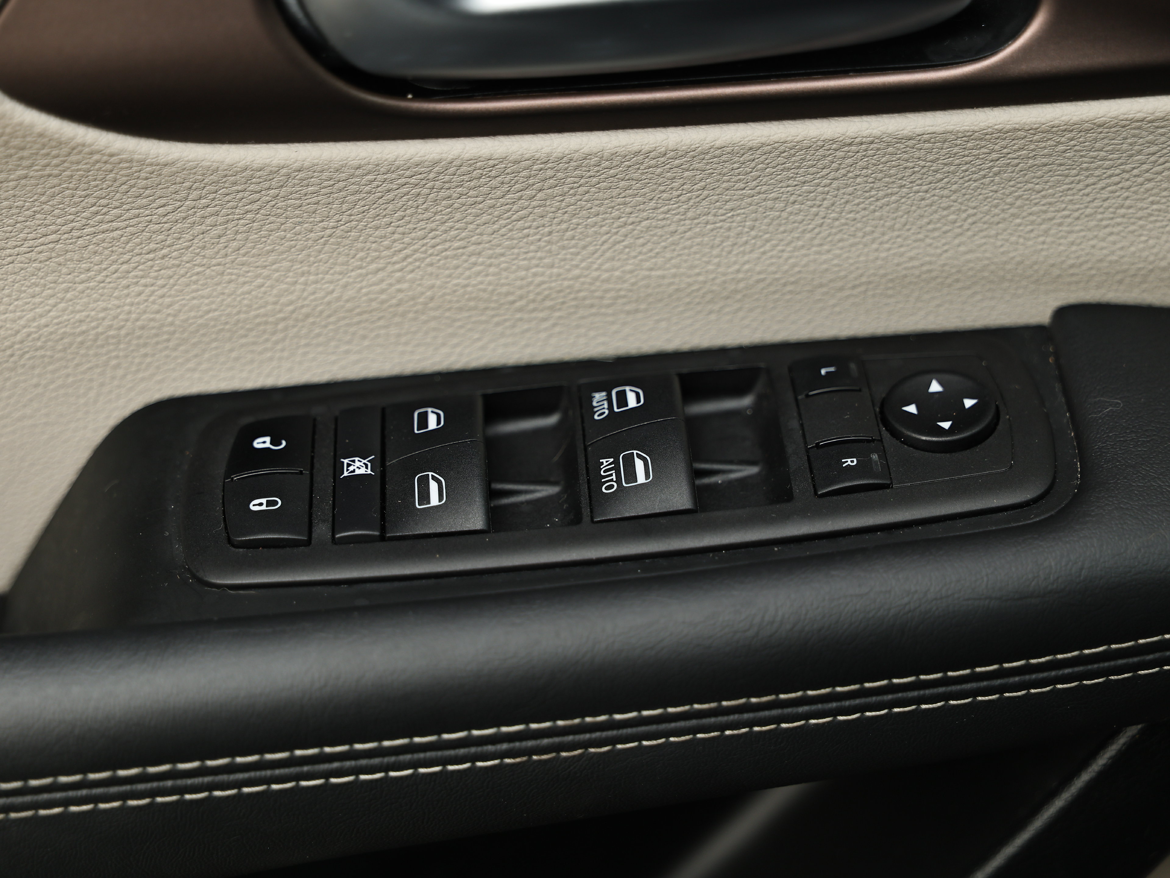 Used 2024 Chrysler Voyager LX FWD image 17