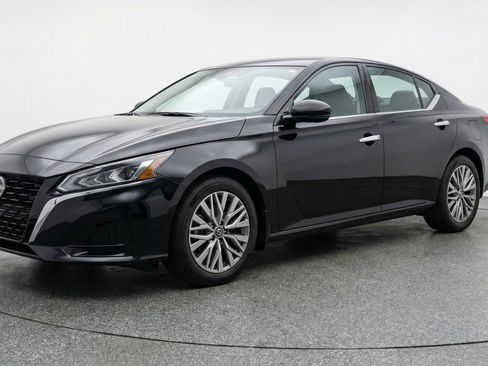 Used 2025 Nissan Altima 2.5 SV FWD image 3