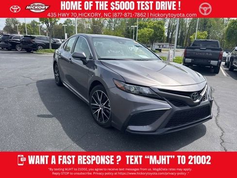 Used 2024 Toyota Camry SE image 1
