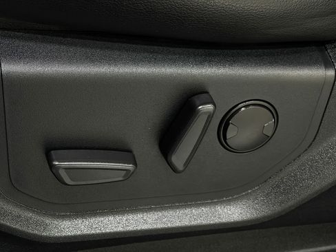 Used 2019 Ford F150 Lariat w/ Equipment Group 502A Luxury AWD/4WD image 17