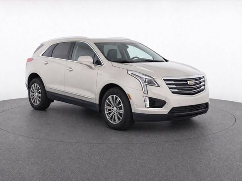 Used 2017 Cadillac XT5 Luxury w/ Driver Awareness Package FWD image 2