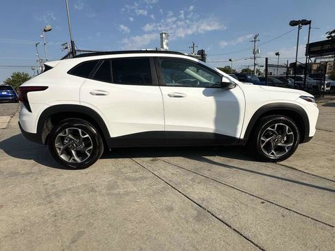 Used 2025 Chevrolet Trax LT w/ Driver Confidence Package FWD image 4