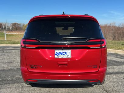 Used 2026 Chrysler Pacifica Limited w/ Uconnect Theater Family Group