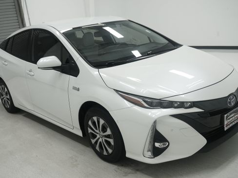Used 2022 Toyota Prius Prime Limited FWD image 3