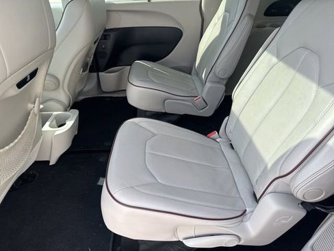 Used 2017 Chrysler Pacifica Limited w/ Advanced Safetytec Group image 11