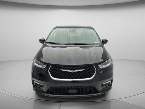 Used 2024 Chrysler Pacifica Touring-L FWD image 2
