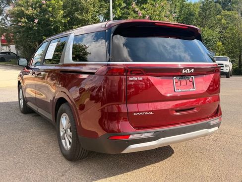 Certified 2023 Kia Carnival LX FWD image 3