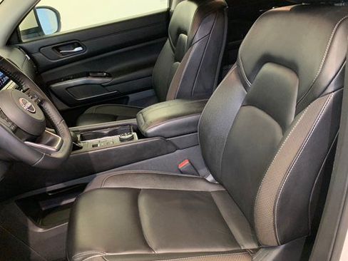 Used 2024 Nissan Pathfinder SL AWD/4WD image 16