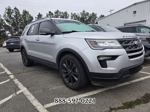 Used 2019 Ford Explorer XLT w/ Equipment Group 202A image 11