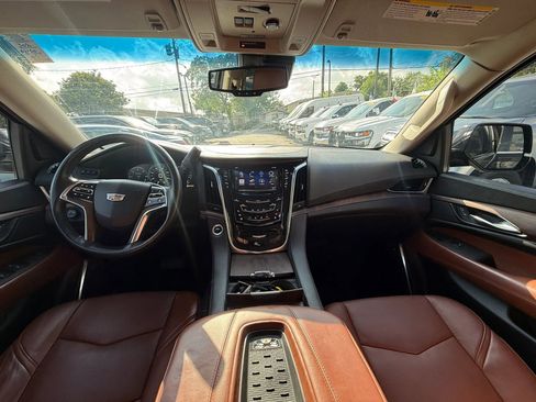 Used 2015 Cadillac Escalade Luxury RWD image 9