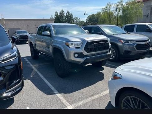 Used 2022 Toyota Tacoma SR5 w/ Technology Package AWD/4WD image 2