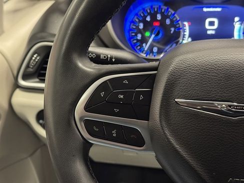 Used 2022 Chrysler Pacifica Touring-L w/ Uconnect Theater Family Group image 27