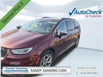 Used 2023 Chrysler Pacifica Limited w/ Uconnect Theater Family Group