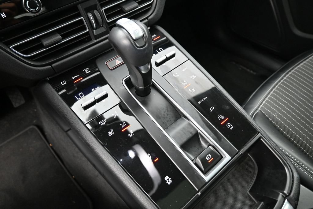 Used 2025 Porsche Macan AWD/4WD image 23