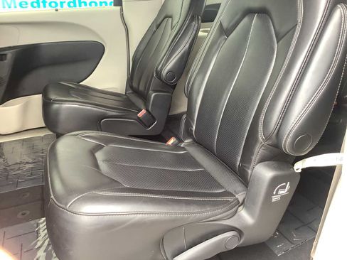 Used 2023 Chrysler Pacifica Touring-L FWD image 13