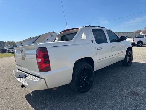 Used 2013 Chevrolet Avalanche LTZ RWD image 13