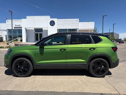 Used 2025 Volkswagen Taos SE AWD/4WD image 2