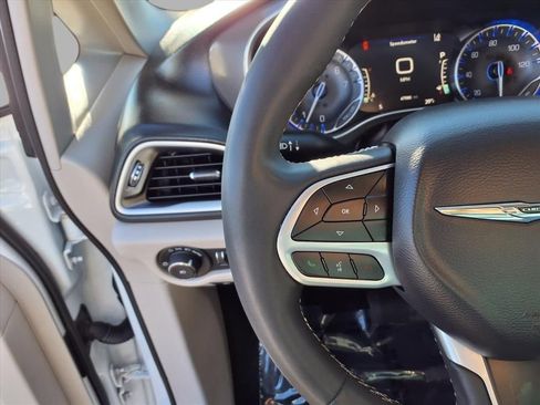 Used 2024 Chrysler Pacifica Touring-L image 10