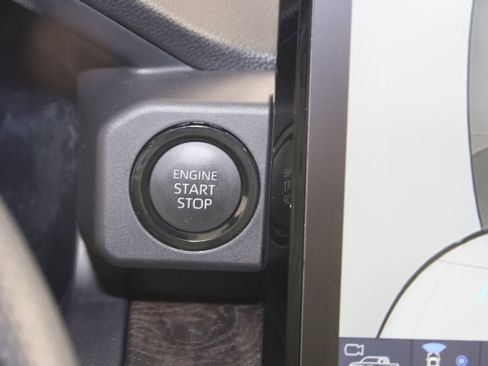 Used 2025 Toyota Tacoma Limited image 30