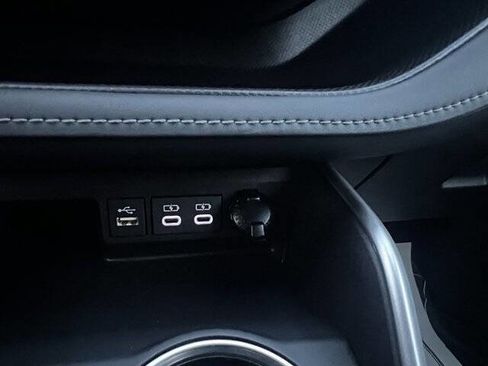 Used 2024 Toyota Highlander AWD image 21