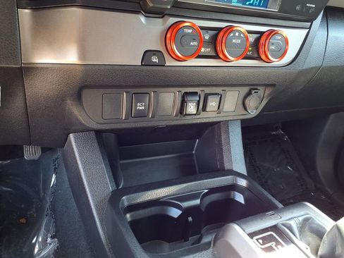 Used 2022 Toyota Tacoma SR5 RWD image 17