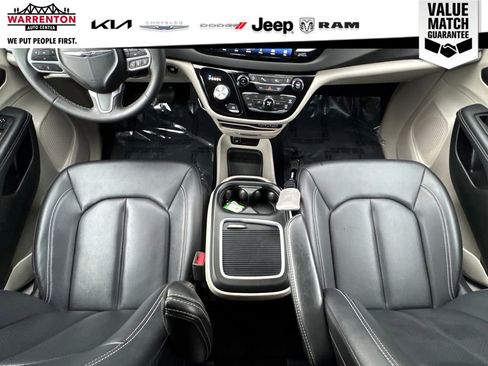 Used 2024 Chrysler Pacifica Touring-L image 28