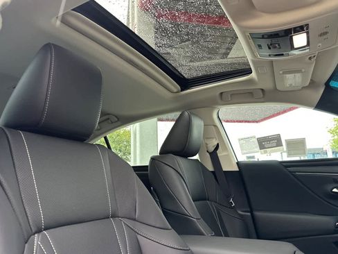 Used 2025 Lexus ES 300h w/ Accessory Package (Z2) FWD image 17