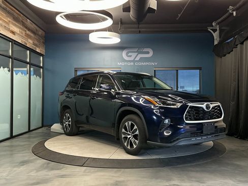 Used 2021 Toyota Highlander XLE image 1