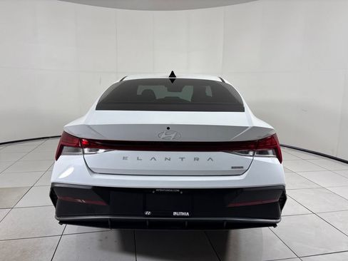 Certified 2025 Hyundai Elantra Hybrid FWD image 4