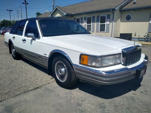 Used 1990 Lincoln Town Car Signature image 3