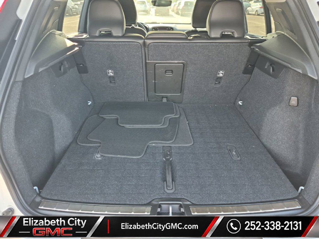Used 2024 Volvo XC40 B5 Plus AWD/4WD image 9