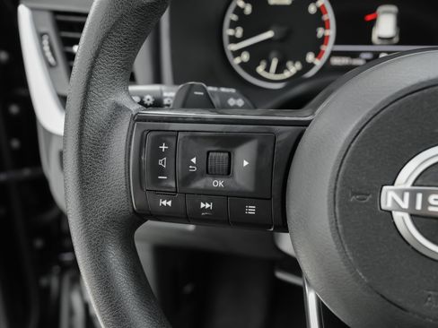 Used 2023 Nissan Rogue S AWD/4WD image 16