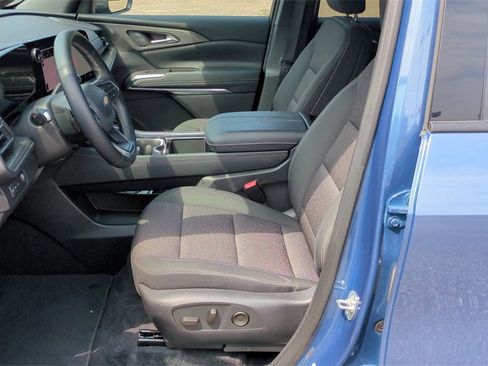 Used 2025 Chevrolet Traverse LT image 11