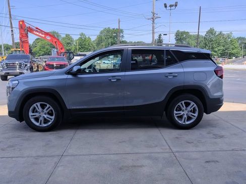 Used 2024 GMC Terrain SLE w/ Driver Convenience Package FWD image 5