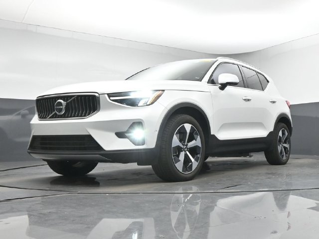Used 2024 Volvo XC40 B5 Plus AWD/4WD image 12