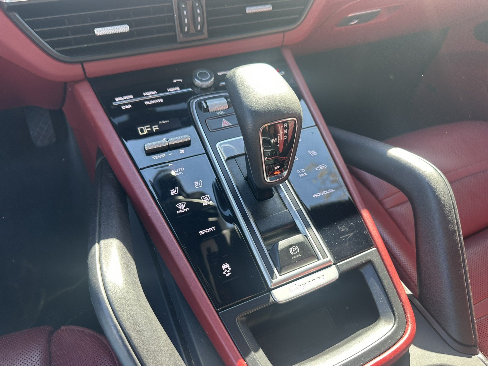 Used 2023 Porsche Cayenne w/ Premium Package AWD/4WD image 24