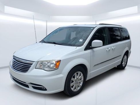 Used 2016 Chrysler Town & Country Touring FWD image 7