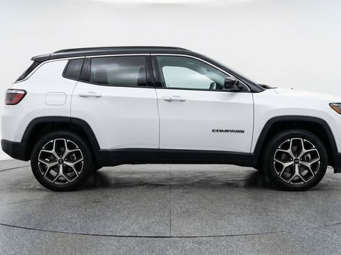 Used 2025 Jeep Compass Limited image 11