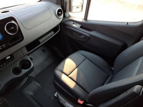 Used 2025 Mercedes-Benz Sprinter 2500 image 21